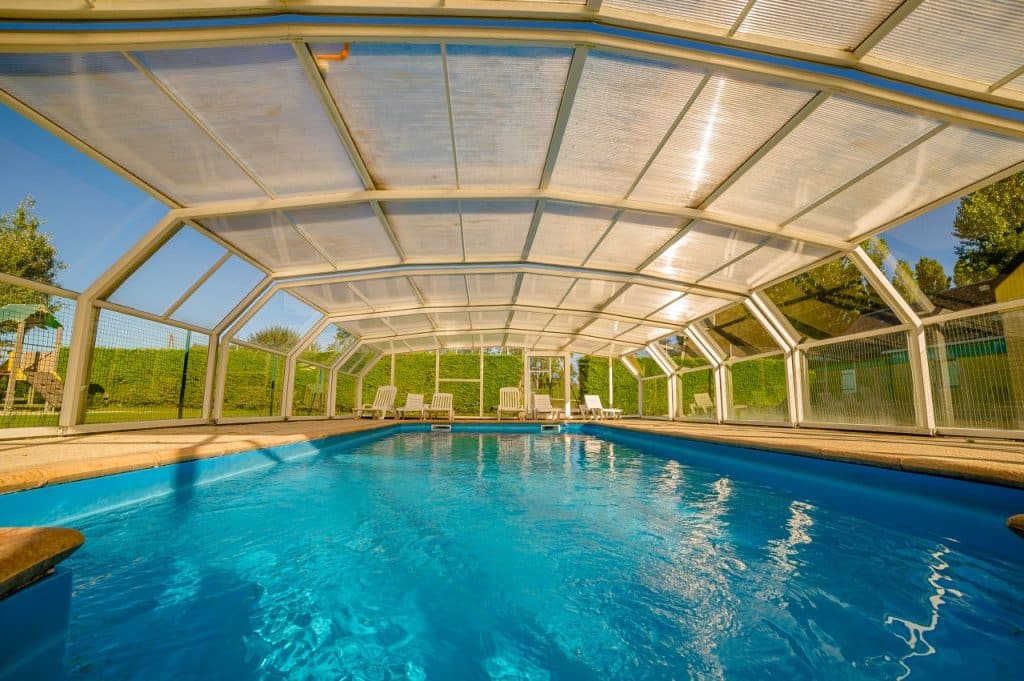 Piscine couverte et chauffée du camping le Fanal dans le Calvados