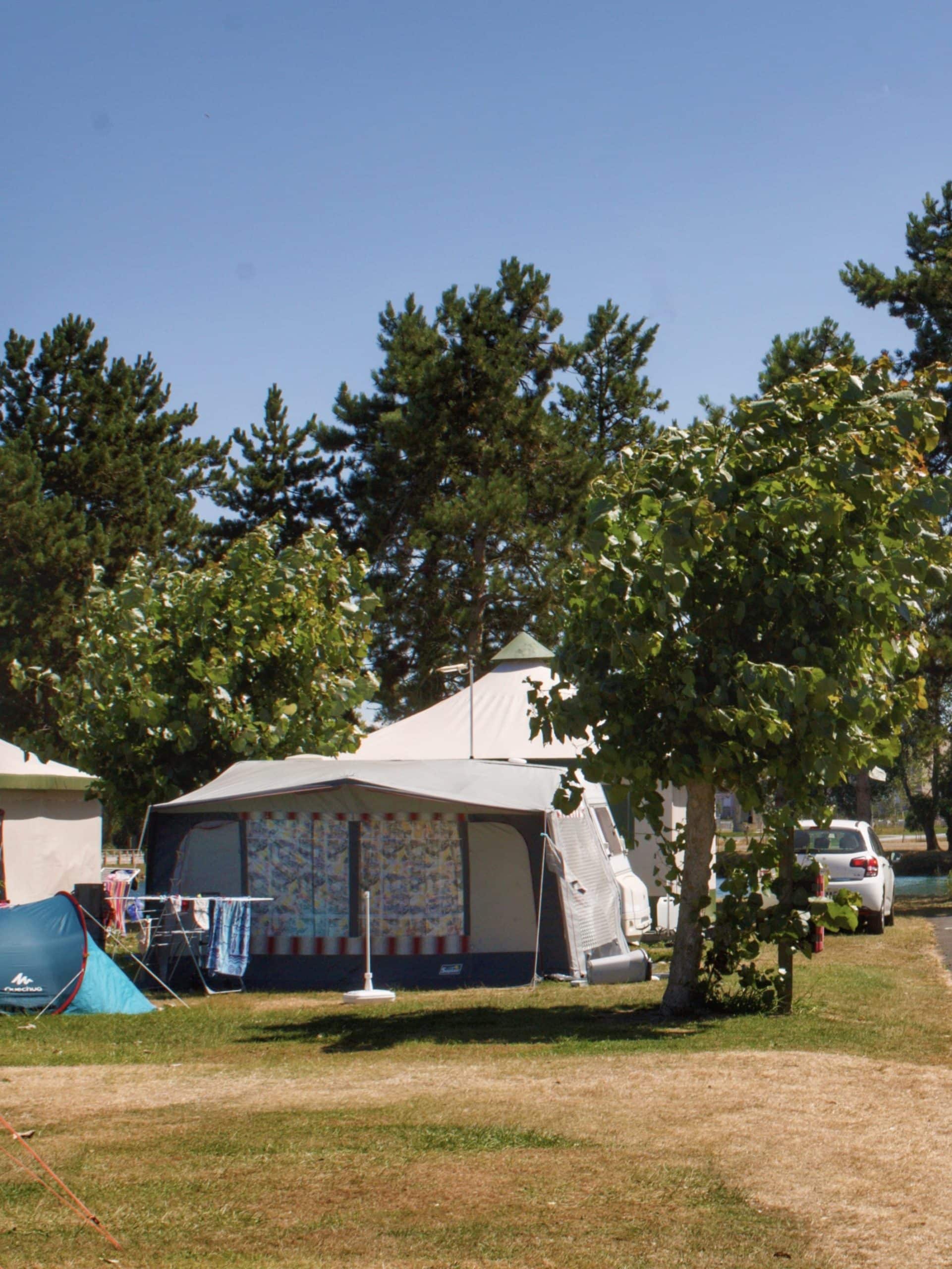 Emplacement de camping avec tente de notre camping dans le Calvados