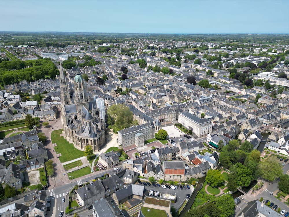 Luchtfoto van Bayeux vlakbij camping Fanal