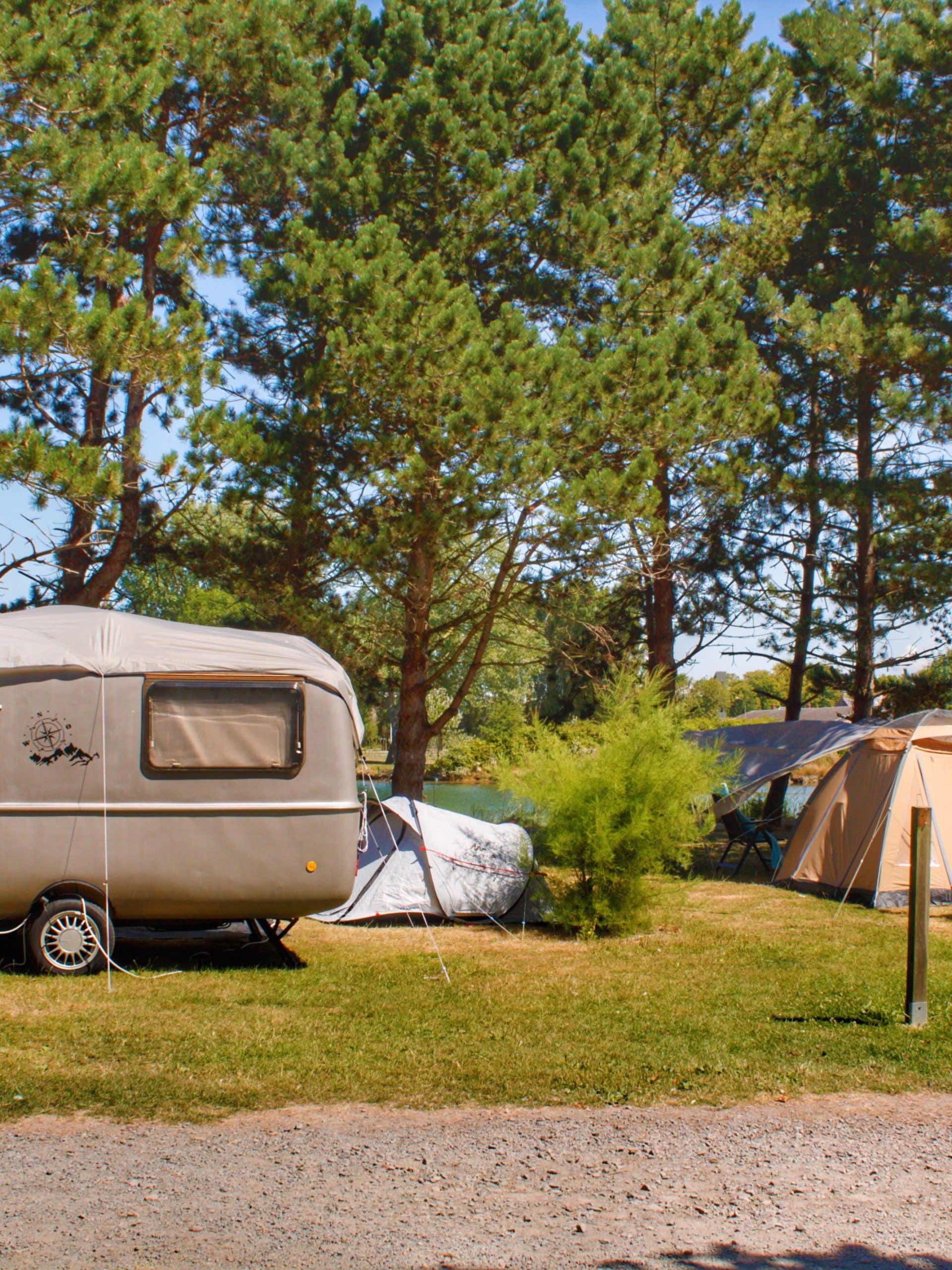 Emplacements avec une tente et une caravane proche des plages du débarquement - Camping le Fanal avec Calvados